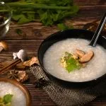 Bol de Congee avec des champignons