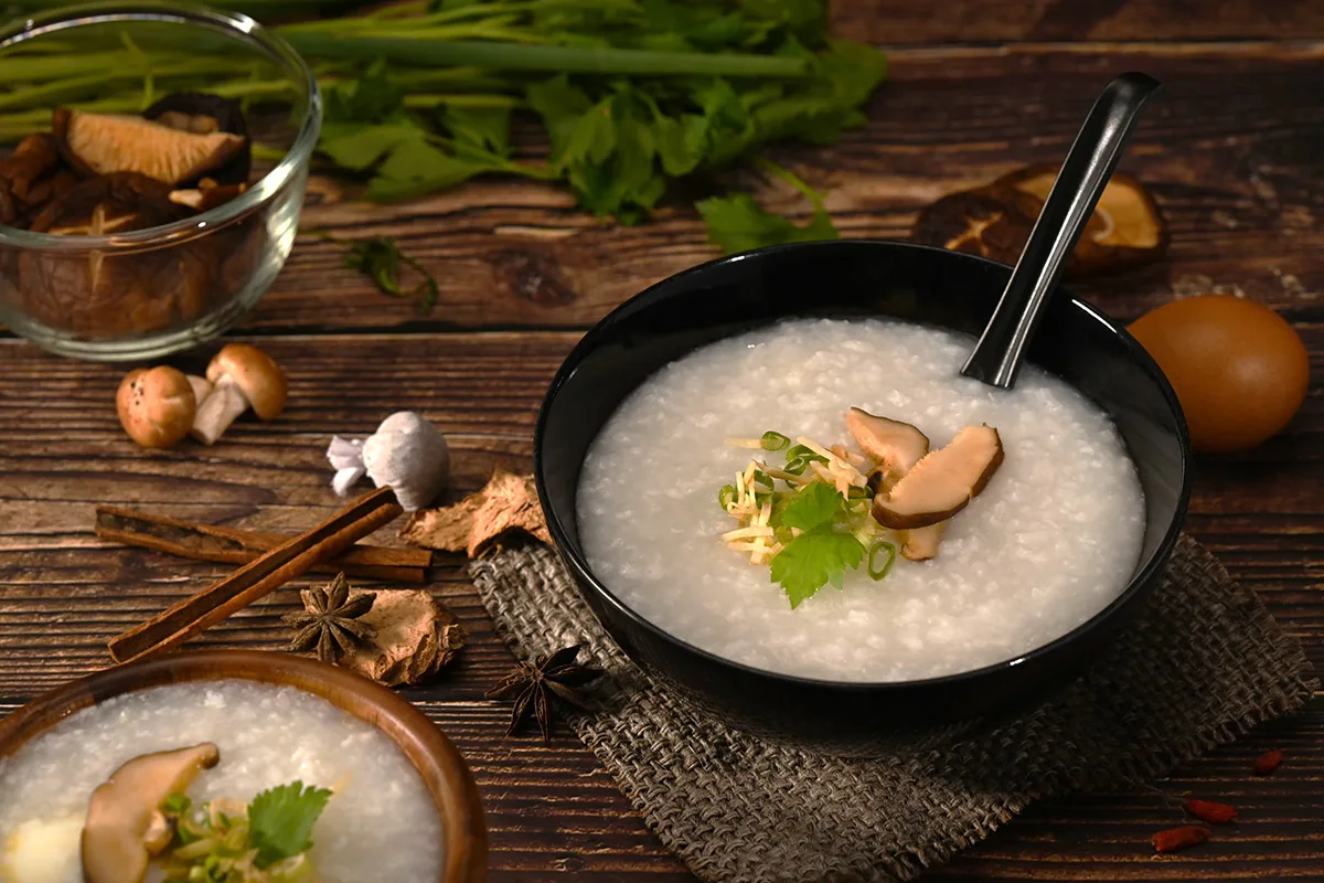 Bol de Congee avec des champignons