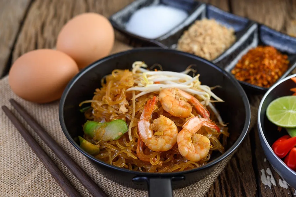 Poele avec un pad thai