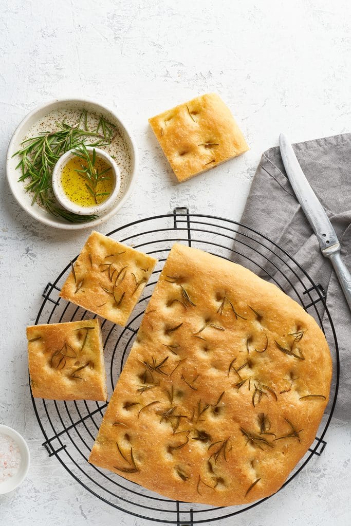 Focaccia traditionelle italienne au romarin