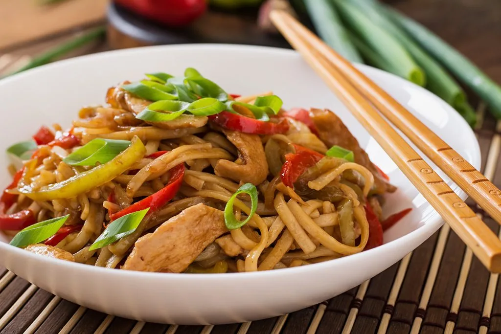 Nouilles asiatiques sautées légumes poulet