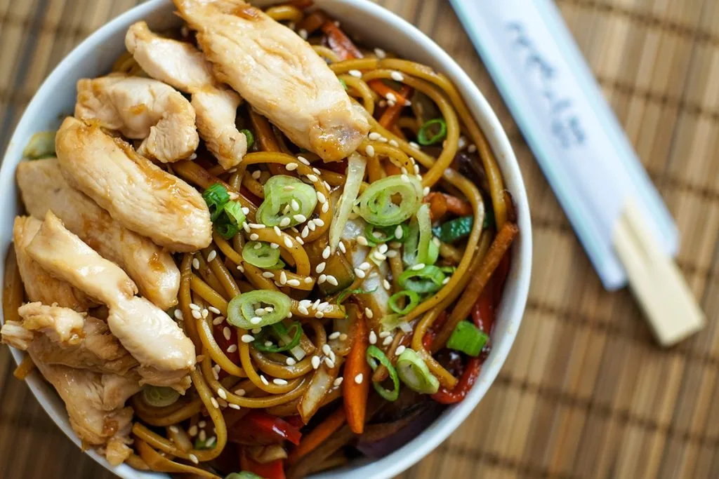Nouilles asiatiques sautées légumes poulet