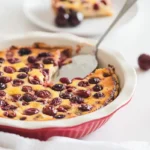 Clafoutis aux cerises fait maison dans un plat