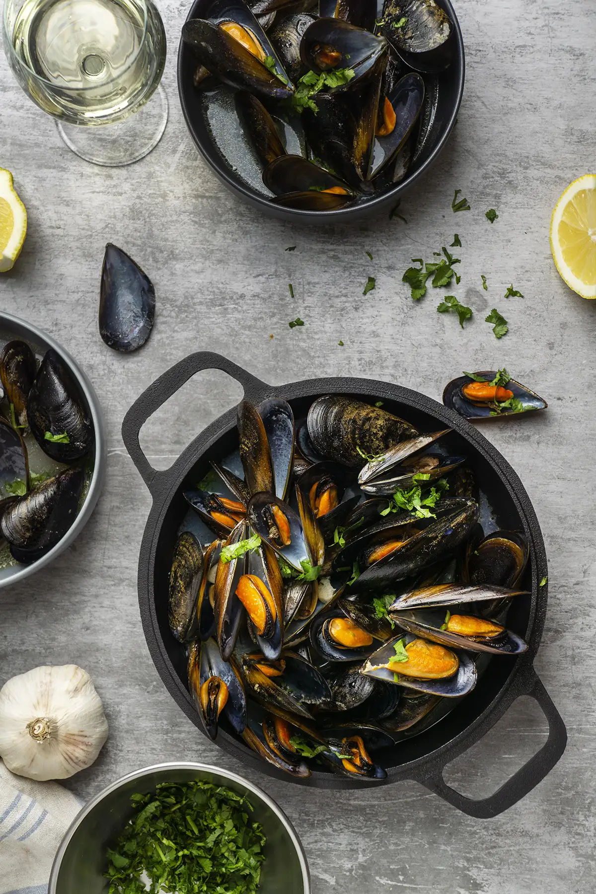 Cassolettes de moules marinières sur une tebla