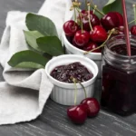 Confiture de cerises prête à être dégustée