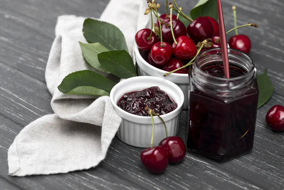 Confiture de cerises prête à être dégustée