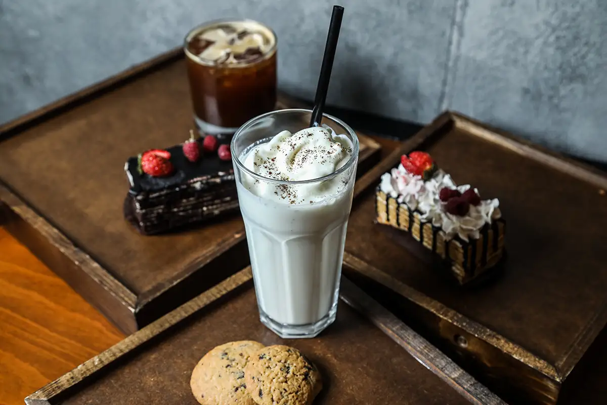 Milkshake vanille servi avec des gâteaux