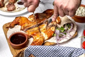 Poulet grillé au barbecue portugais dans un restaurant