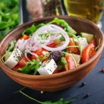 Salade Grecque dans un saladier en bois