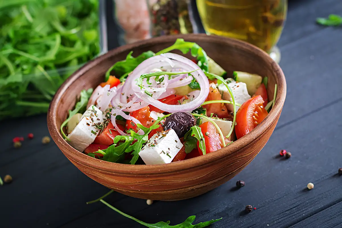 Salade Grecque dans un saladier en bois