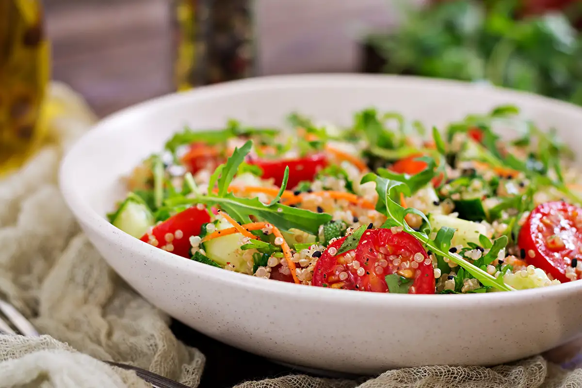Salade de quinoa à la tomate, feta et concombre