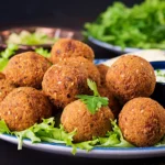 Recette de Falafels, falafels présentées dans un plat avec salade