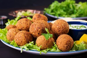 Recette de Falafels, falafels présentées dans un plat avec salade