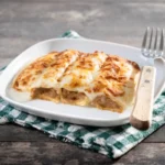 Cannelloni à la viande avec une sauce béchamel