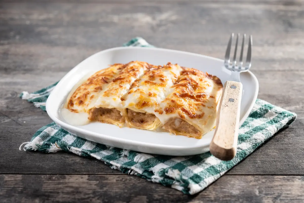 Cannelloni à la viande avec une sauce béchamel
